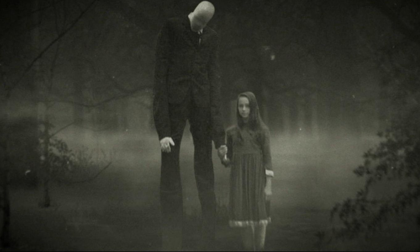 En svart-vit bild på Slenderman som står och håller en liten flicka i handen,