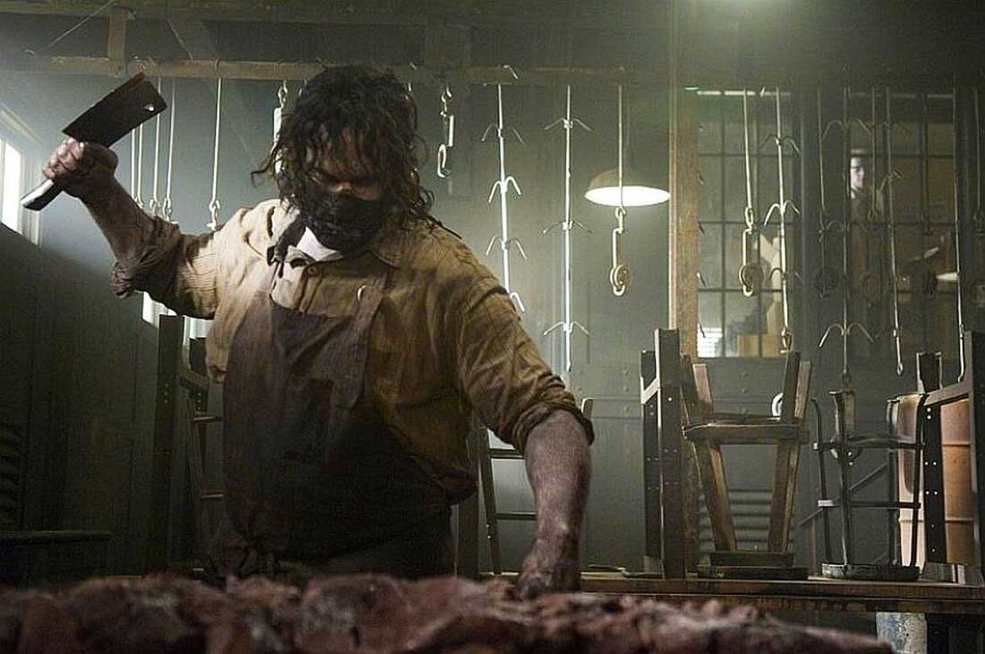 Leatherface styckar upp ett kadaver.