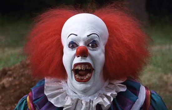 Pennywise visar sina otäcka tänder