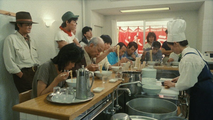 Från den japanska filmen Tampopo. Folk sitter och äter mat på en restaurang.