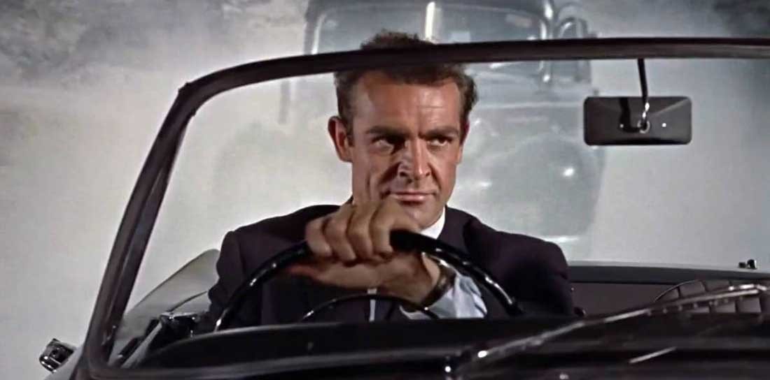 Sean Connery kör en bil som James Bond