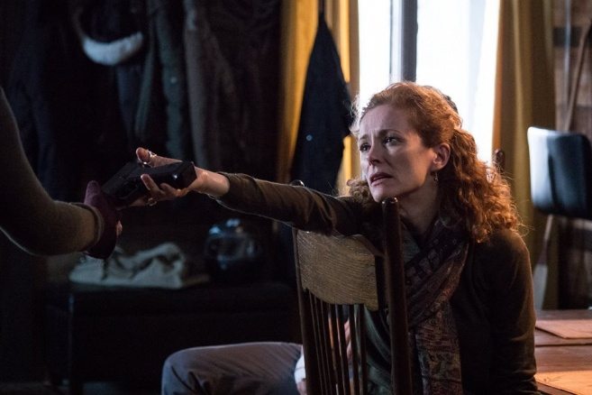 Karaktären Judith ger bort en pistol i Slasher – en bra skräck serie på Netflix