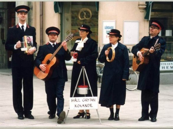 Från Yrrol - En fantastiskt genomtänkt film. Fem personer från frälsningsarmén står på gatan och spelar musik tillsammans.