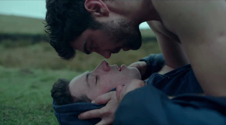 Från "God's Own Country" av Francis Lee. Två män ligger ner med ansiktena nära varandra.