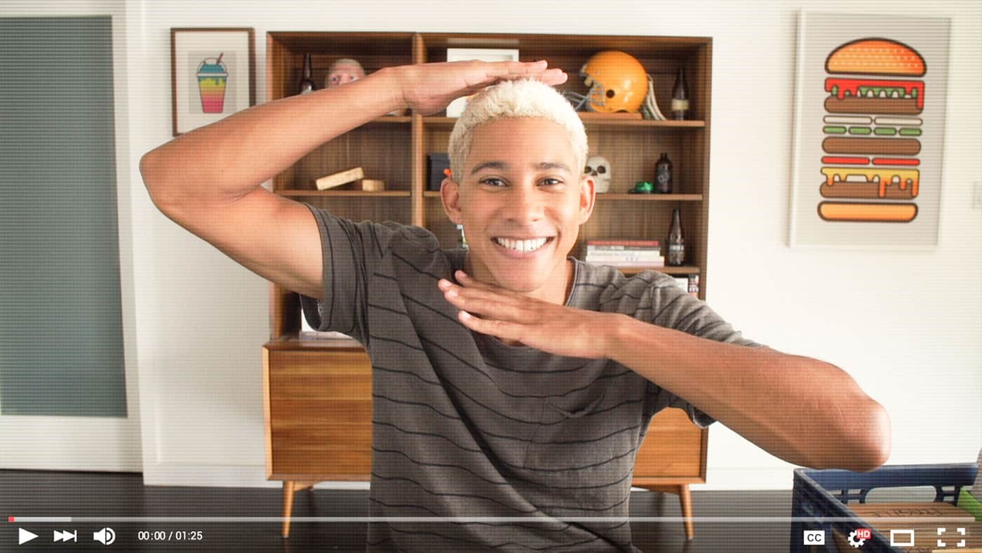 Från filmen "Like.Share.Follow". Youtubestjärnan Garret ler in i kameran till sina följare.