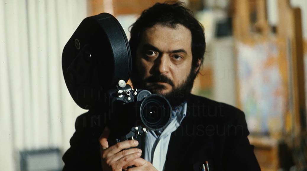 Stanley Kubrick håller i en kamera.