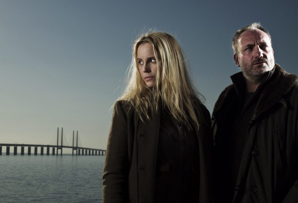 Från kriminalserien Bron. Två personer står till höger med Öresundsbron bakom sig.
