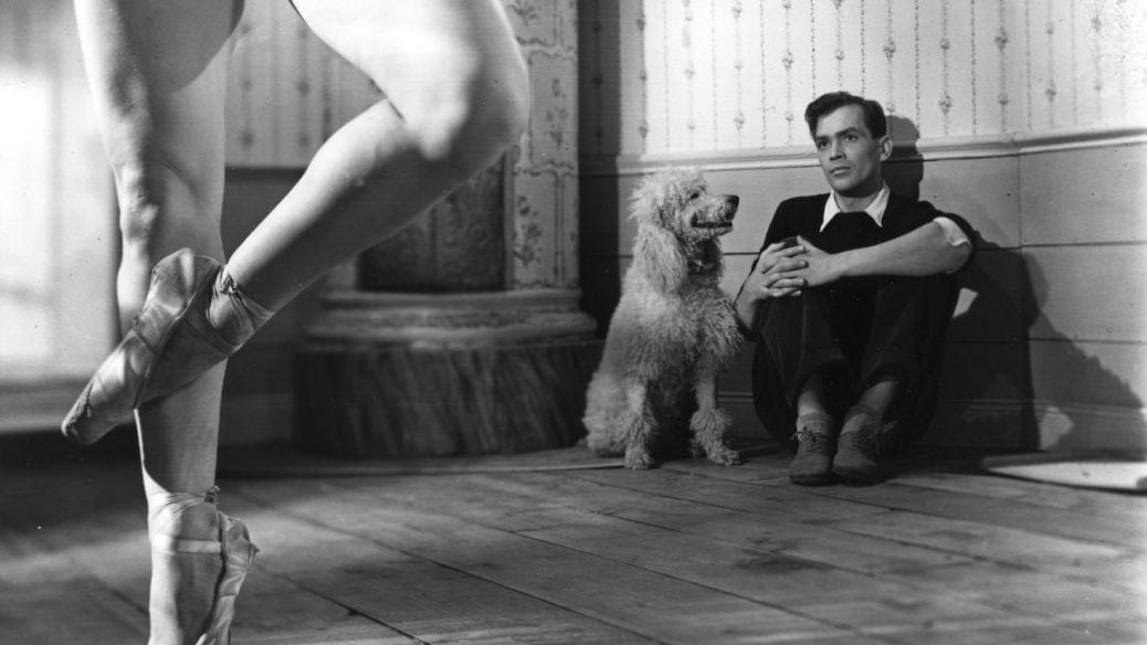 Birger Malmsten lutar sig mot en vägg och ser på en ballerina. Bilden är hämtad ut Sommarlek av Ingmar Bergman.