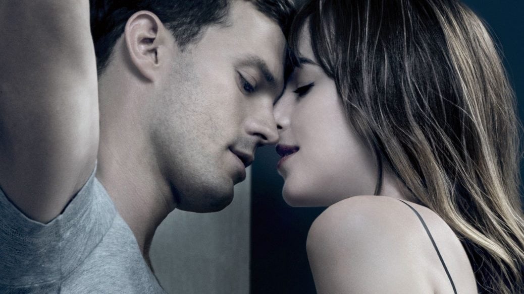 Fifty Shades Freed. Christian och Anastasia står tätt intill varandra.
