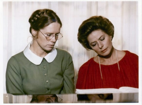 Liv Ullmann och Ingrid Bergman sitter vid ett piano.