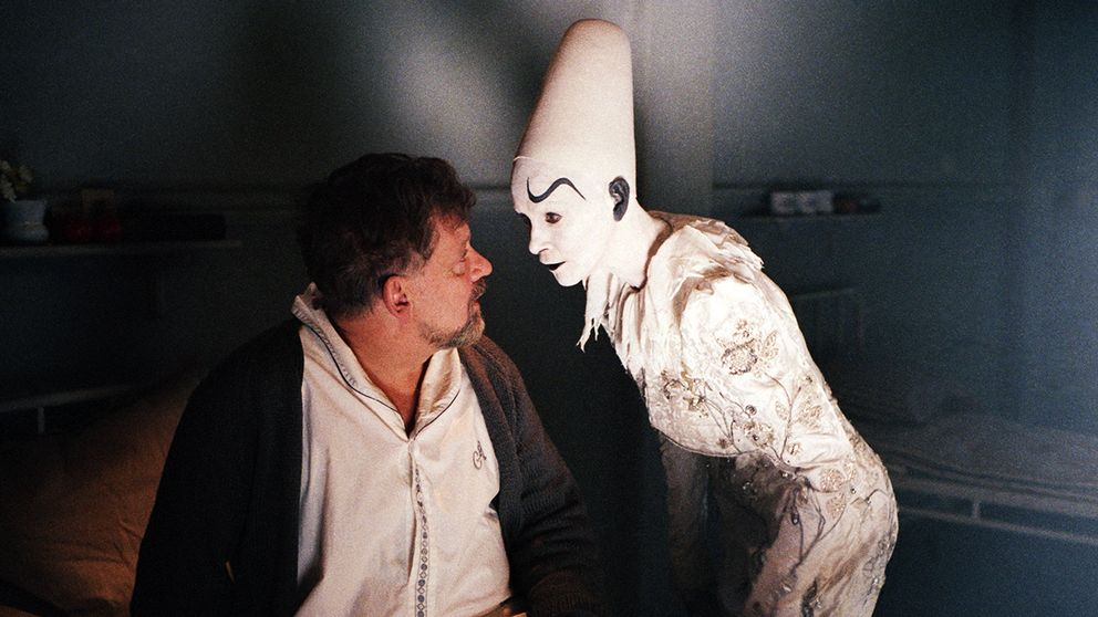 Börje Ahlstedt möter en spökaktig Clown i Larmar och gör sig till.