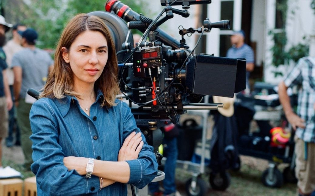 Sofia Coppola står framför en kamera.