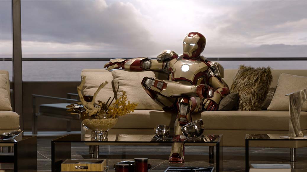 Iron-Man sitter i en soffa.