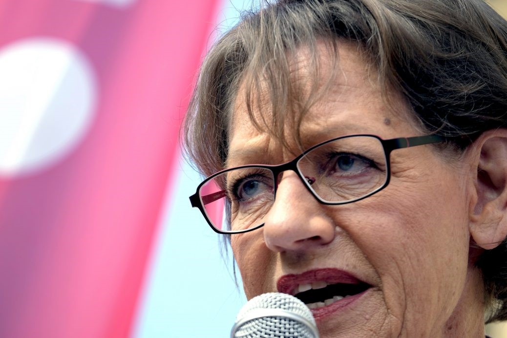 Gudrun Schyman håller tal.
