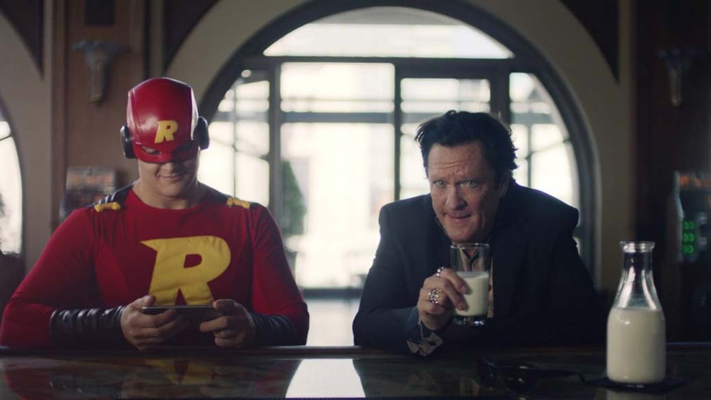 Michael Madsen sitter i en bar.
