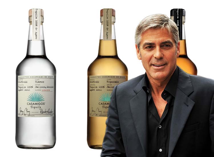 George Clooney står framför tre flaskor från märket Casamigos.