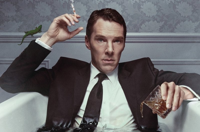 Bennedict Cumberbatch som Patrick Melrose sitter i ett badkar med vatten iförd full kostym och en cigarett i handen.