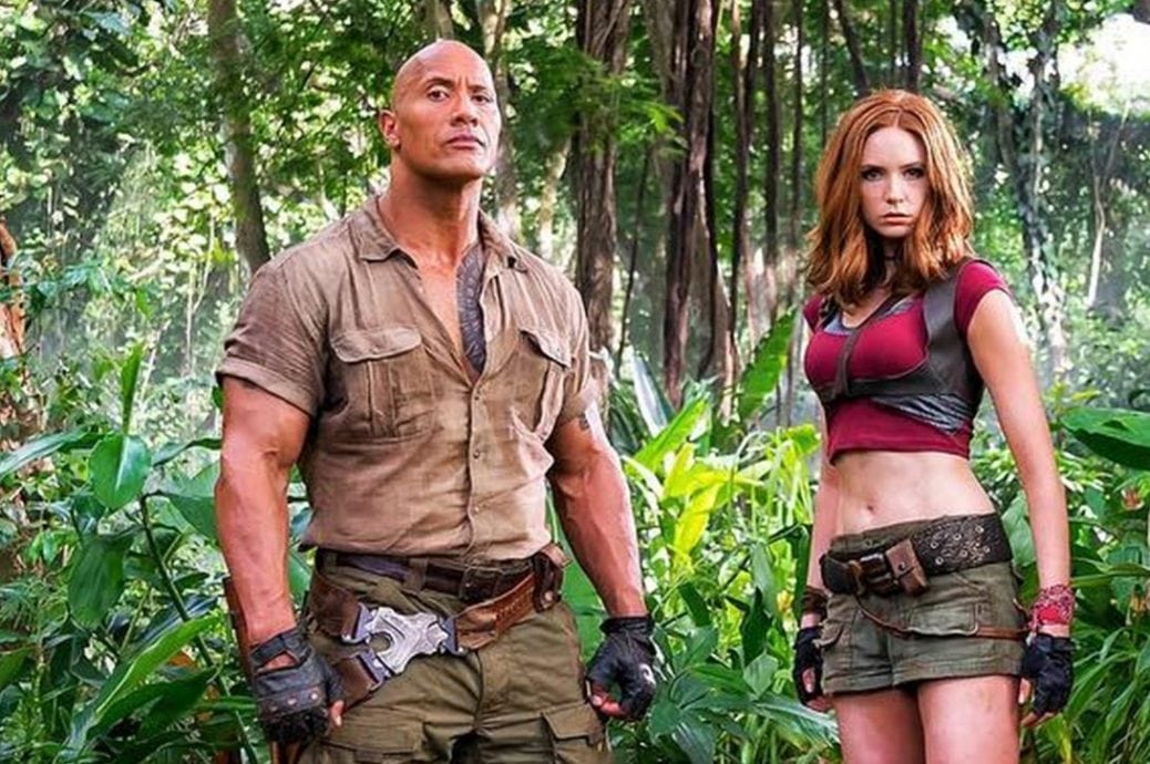 En bild på Dwayne Johnson och Karen Gillan
