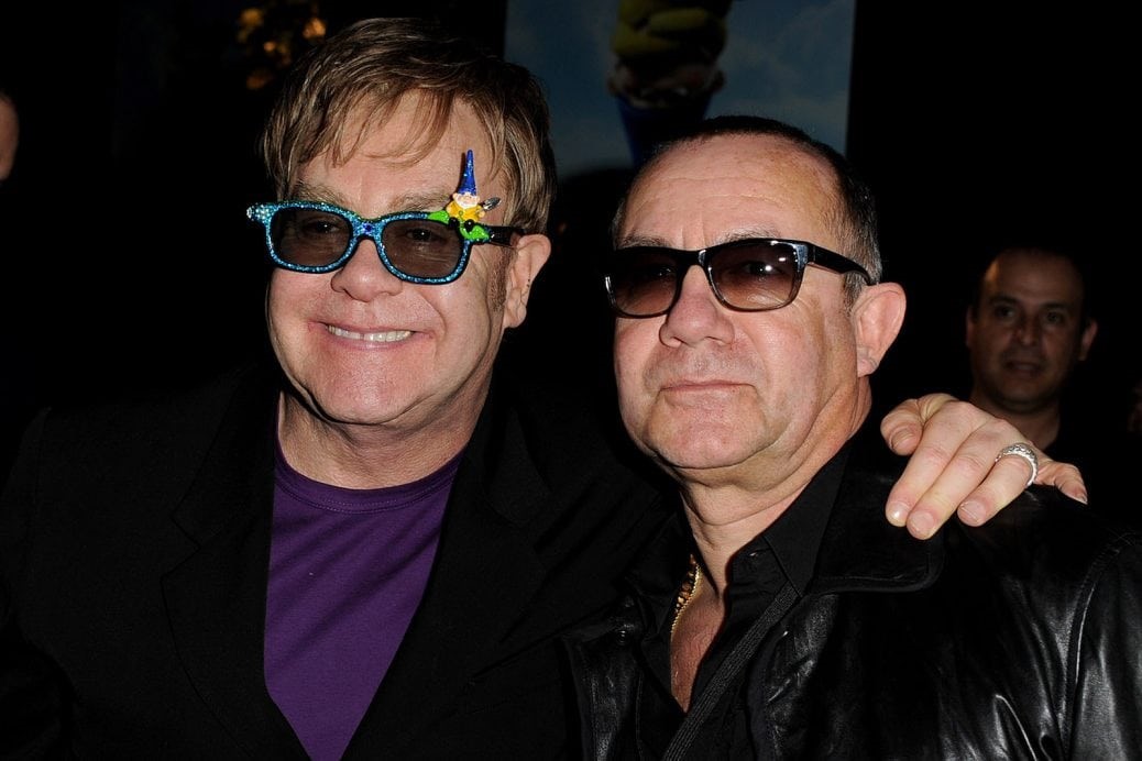 På bilden ser du Elton John och Bernie Taupin som poserar tillsammans
