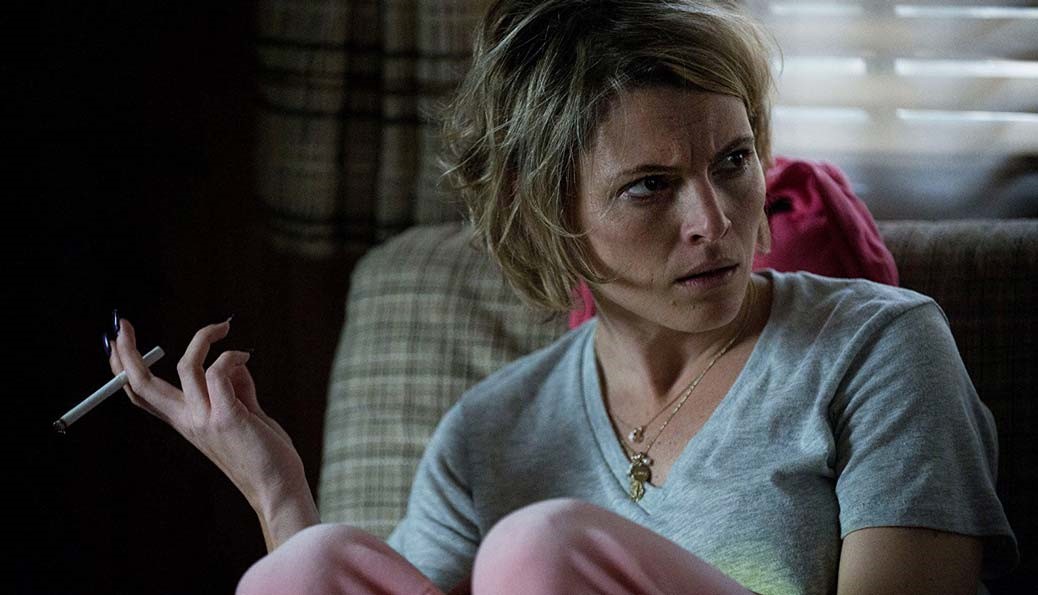 Amy Seimetz röker i en fåtölj.