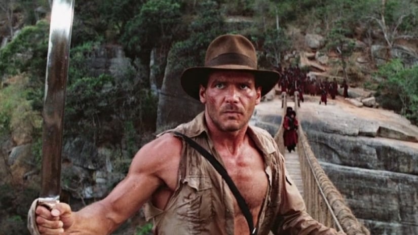 Indiana Jones står på hängbro.