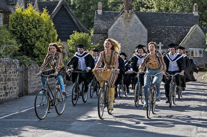 Lily James m.fl. på cykel i "Mamma Mia! Here We Go Again"