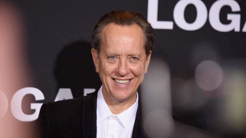 På bilden ser du skådespelaren Richard E. Grant