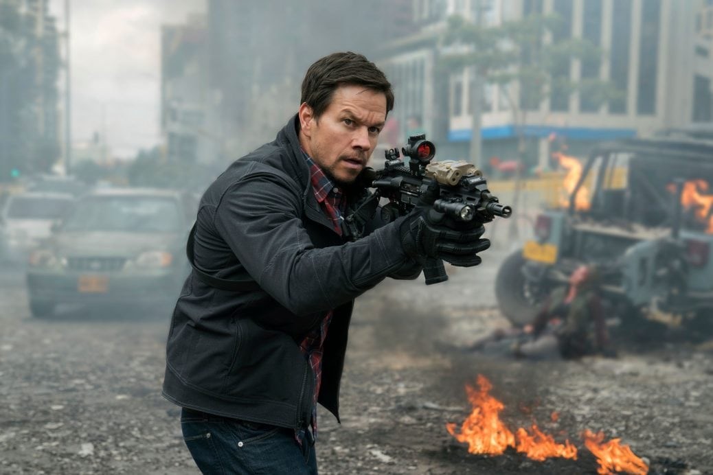 Mark Wahlberg beväpnad med ett maskingevär i Pete Bergs "Mile 22"