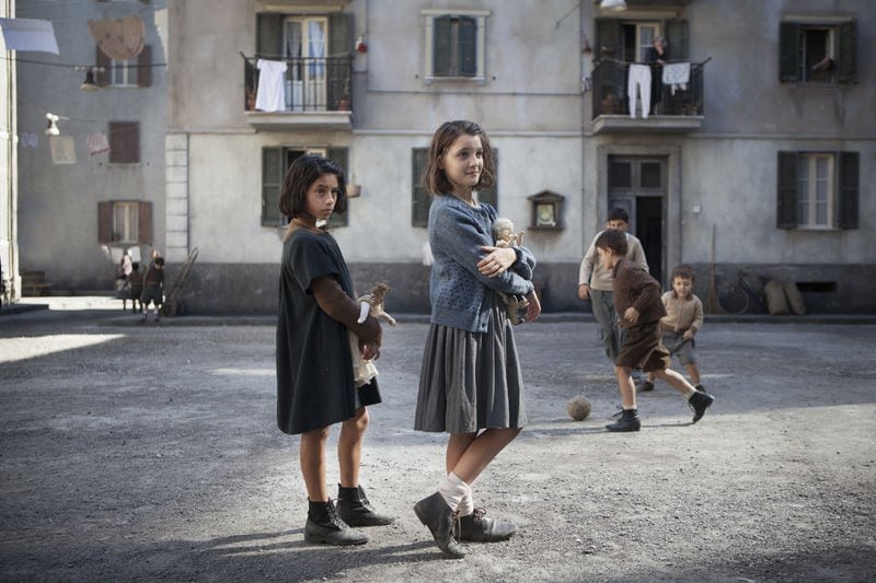 Två flickor står på en gata i Neapel.