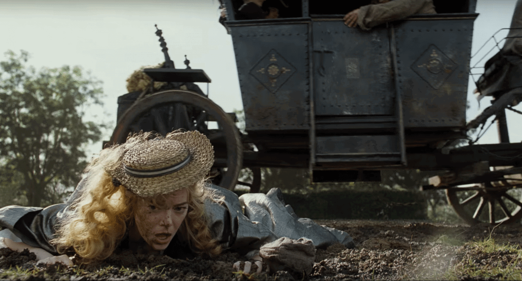 På bilden ser du Emma Stone som blivit avkastad från häst och vagn