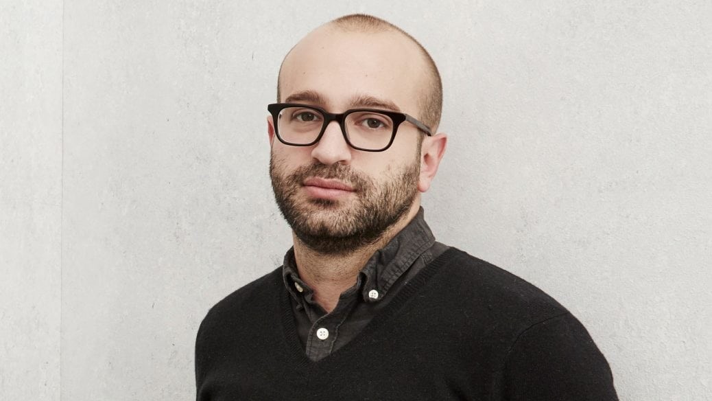 På bilden ser du regissören Antonio Campos