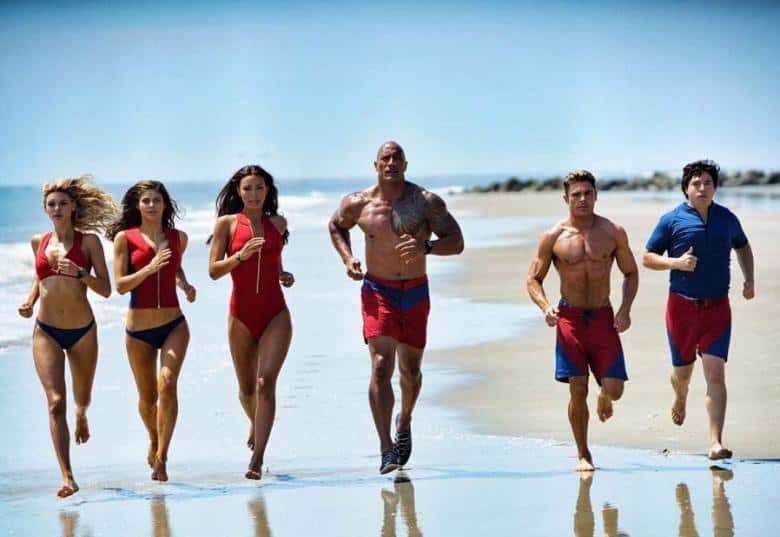 Dwayne Johnson, Zac Efron m.fl. i Baywatch.