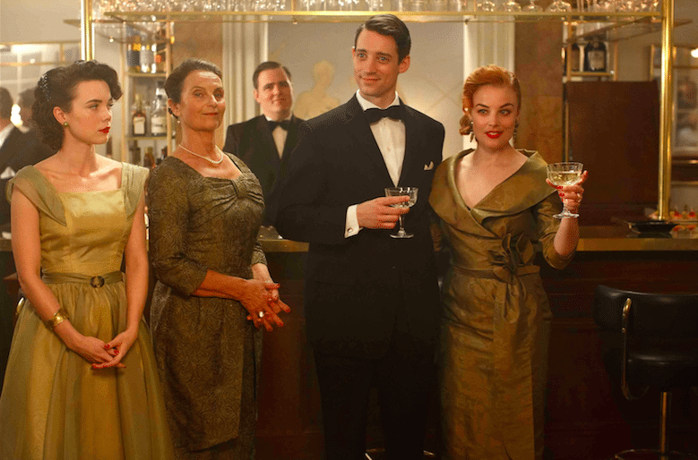 Hedda Stiernstedt som Nina Löwander, Suzanne Reuter som Helga Löwander, Adam Lundgren som Peter Löwander och Ida Engvoll som Ester Löwander. Foto: Johan Paulin/SVT