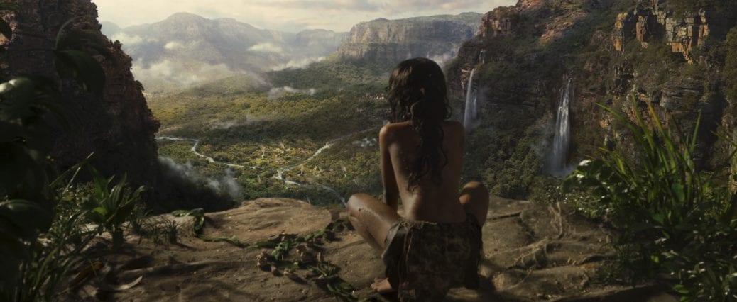 Från Netflix Originalfilm, "Mowgli". Mowgli tittar ut över djugeln från en klippa.