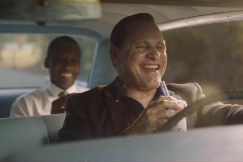 Viggo Mortensen och Mahershala Ali skrattar i Green Book