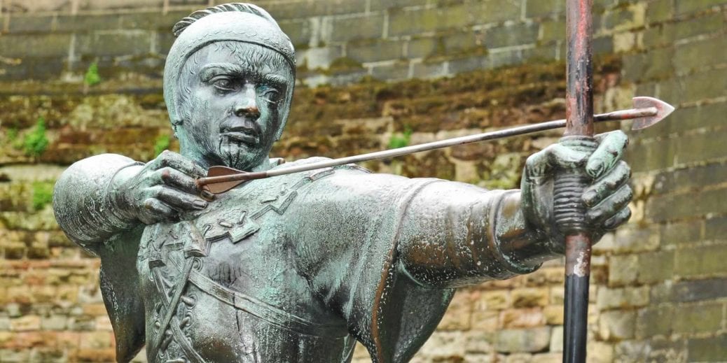 Robin Hoods kända staty i Nottingham.