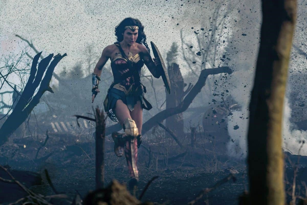 Wonder Woman springer över ett stridsfält.