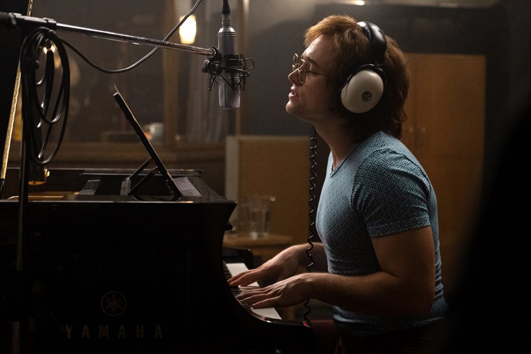 Elton John spelar piano