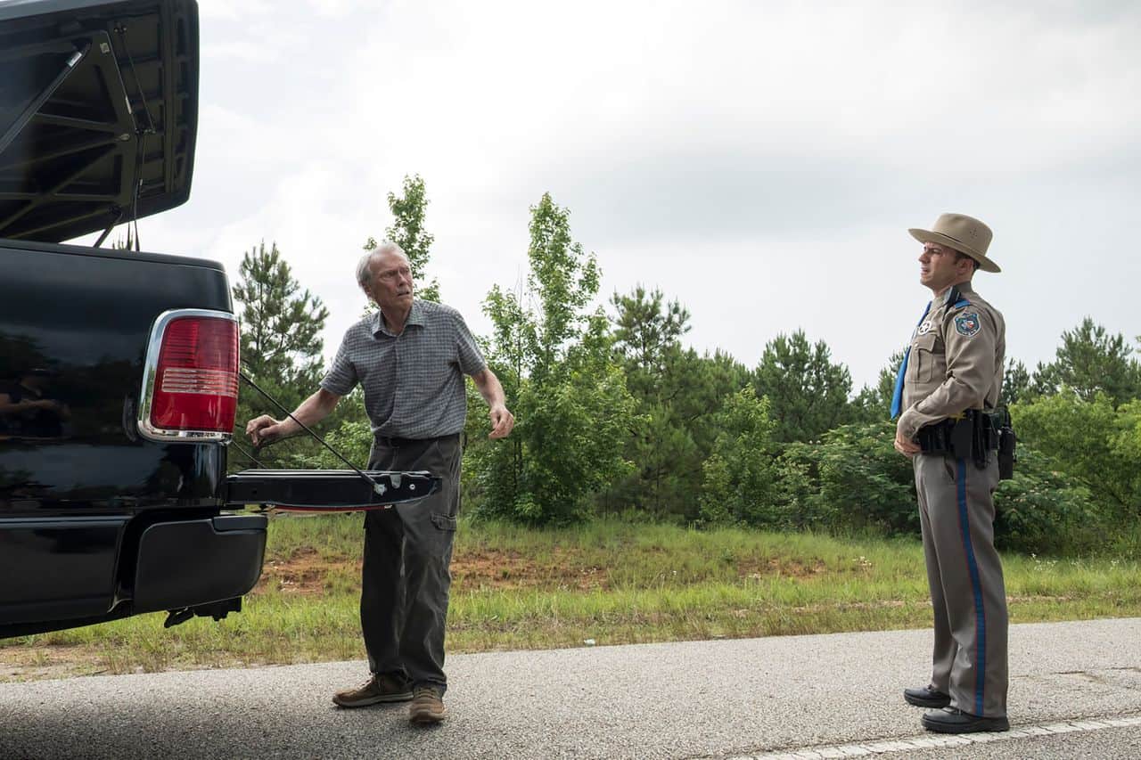 Clint Eastwood blir stoppad av en polis i The Mule