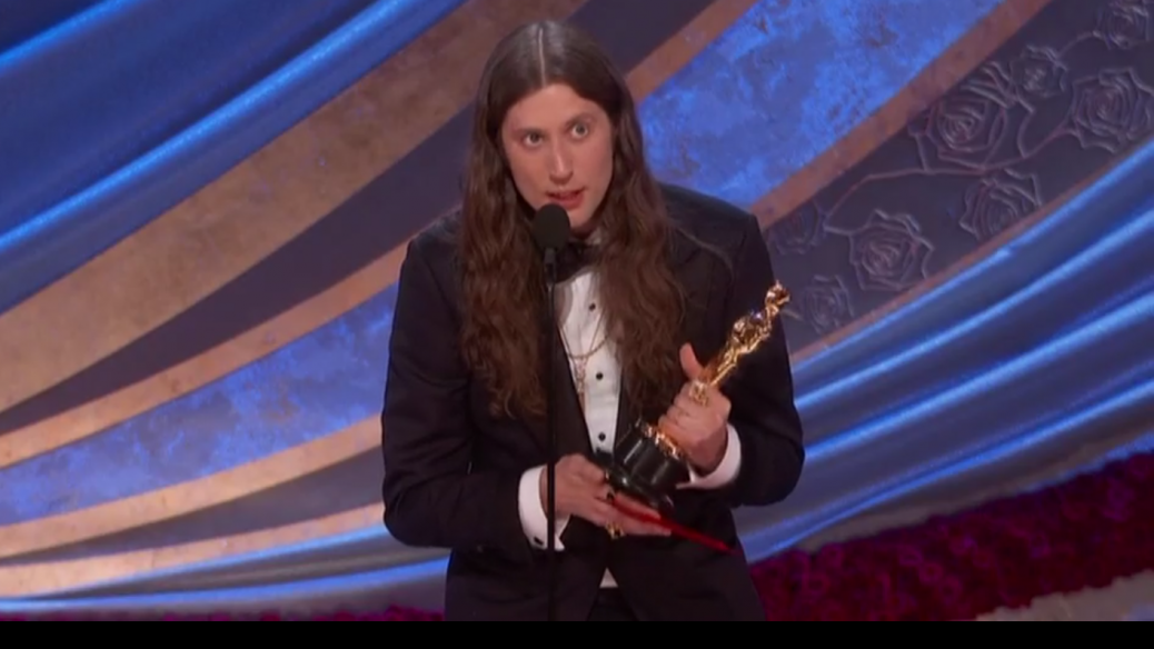 Den svenska Oscarsvinnaren Ludwig Göransson tar emot sin Oscar för Bästa filmmusik.