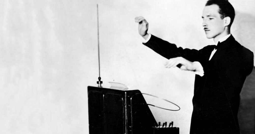 Bild på man som spelar på en theremin.