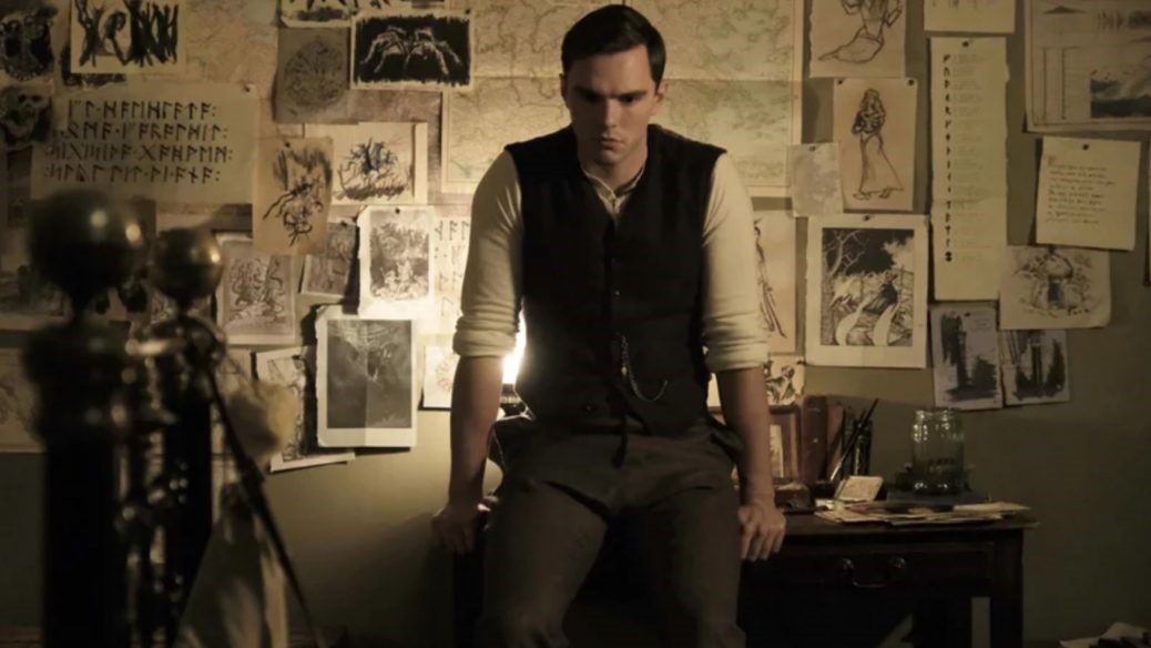 En bild på Nicholas Hoult som J.R. R Tolkien