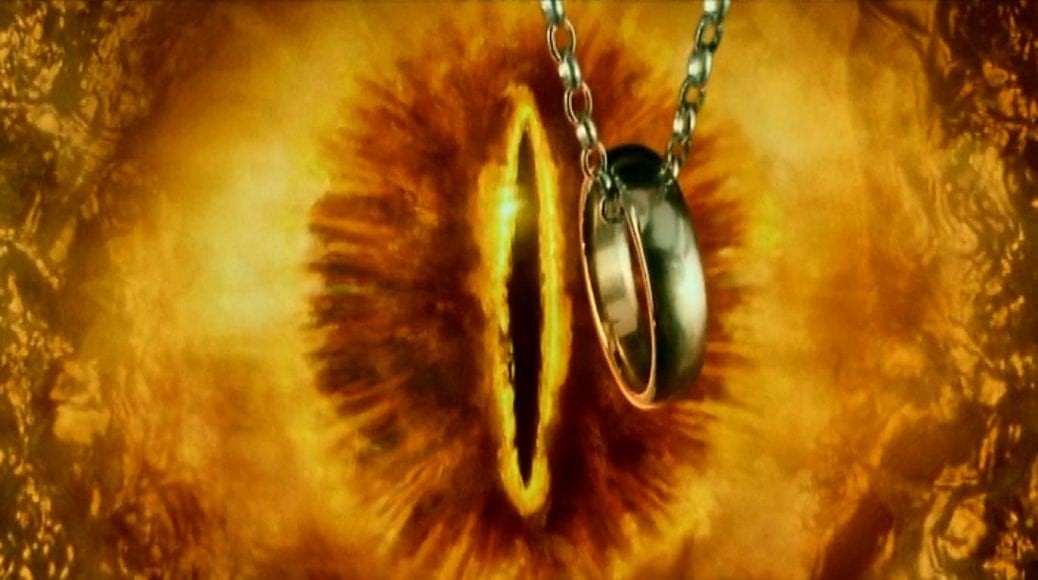 Ringen hålls upp framför Saurons öga. Sagan om ringen serien.