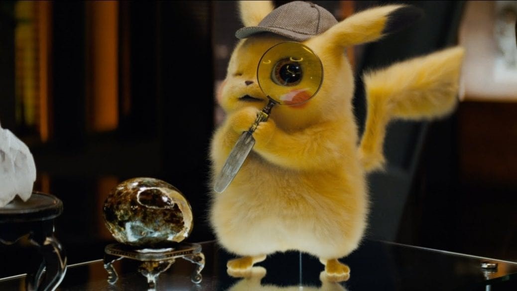 En bild på den bedårande Pikachu, som kikar genom ett förstoringsglasi Pokémon Detective Pikachu.