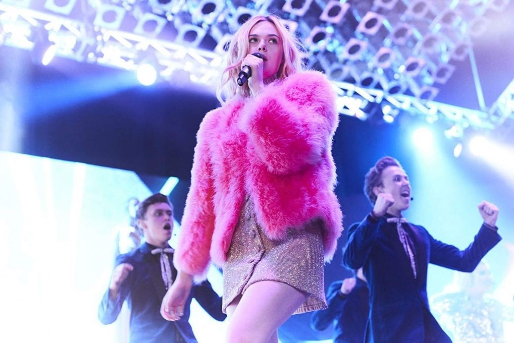 Bild på en sjungande Elle Fanning i musikdramat Teen Spirit.