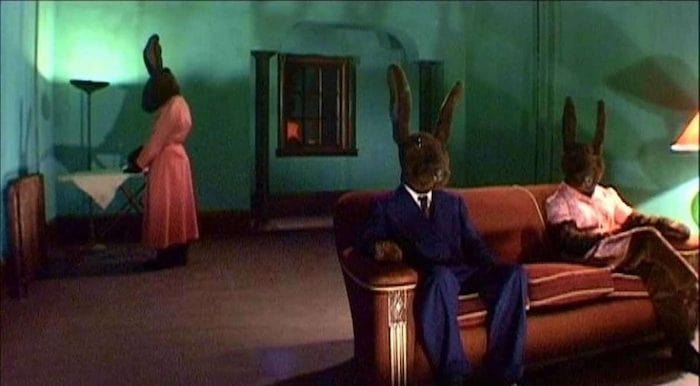 Kaniner i kostym sitter i en soffa i David Lynchs "Inland Empire".