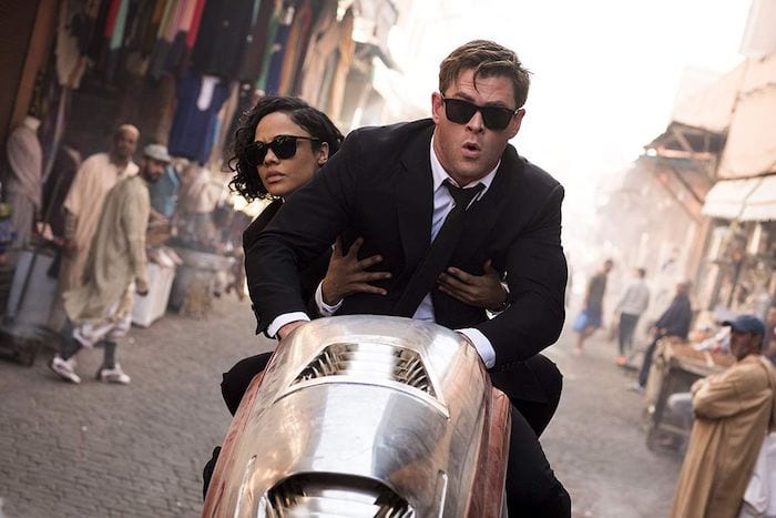 Chris Hemsworth och Tessa Thompson på en motorcykel i "Men in Black: International"