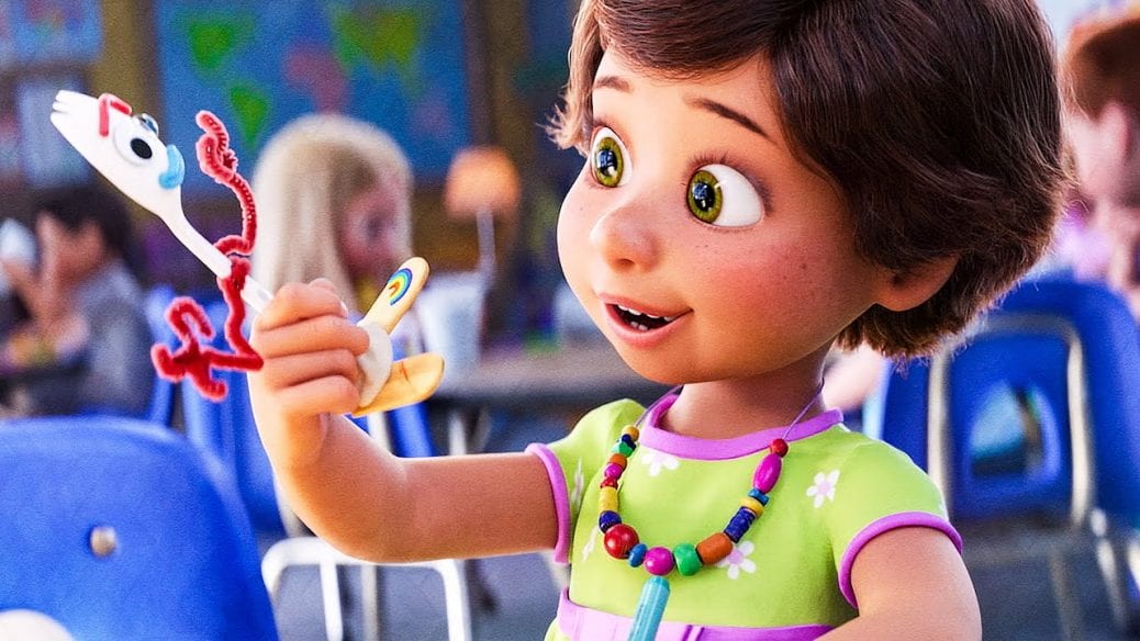 Bonnie håller upp Forky i pixarfilmen Toy Story 4.