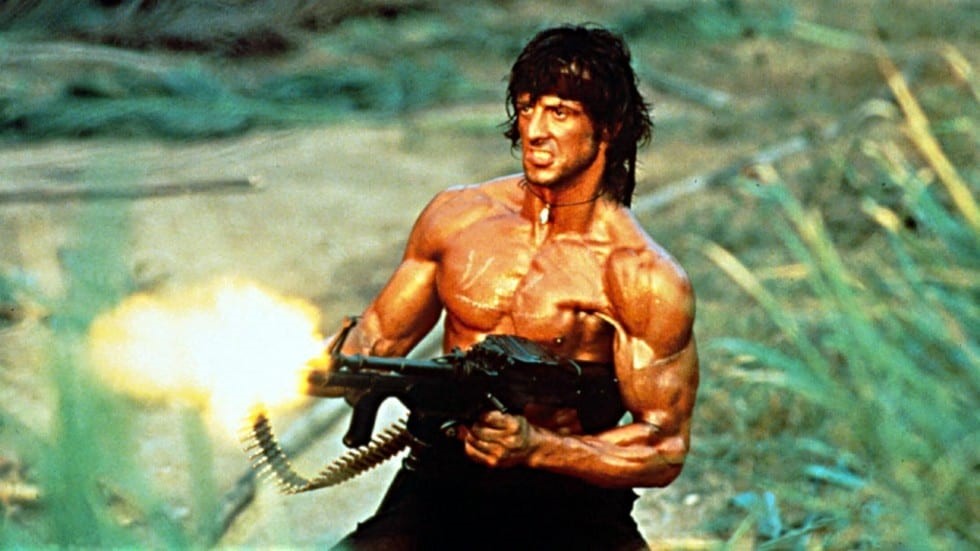 Rambo skjuter med vapen