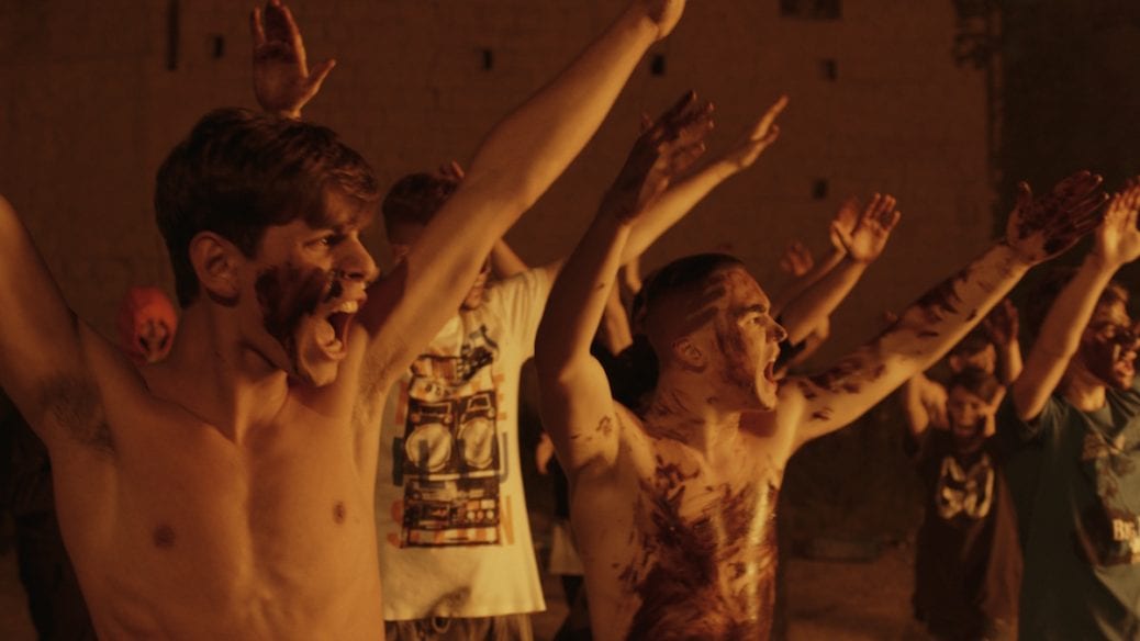 Stillbild ur Camorrans Barn (2019).